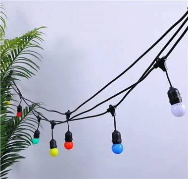 Gekleurde lichtslingers voor buiten